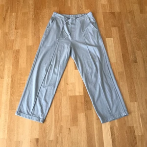 Lady White Co sweatpants - Vida sweatpants från Lady White Co. mjukt och nästan lite glansigt tyg. Nypris 2000 kr. Nyskick. Storlek M. Mått: midja: 80 cm innerbenslängd: 71 cm benöppning: 25 cm