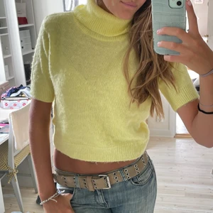 Gul topp - Fin gul cashmer topp med krage. Härlig färg och fin lite kortare passform. Storlek M från reclaimed vintage 