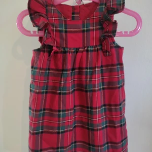 Klänning i strl 80 - Klänning i strl 80. Enbart använd en gång vid jul så klänningen är fortfarande i fint skick. Kommer från djur-och rökfritt hem.