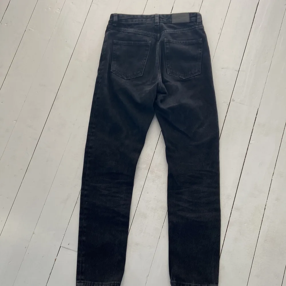 Svarta raka jeans från monki, varsamt använda! Hör av dig vid funderingar!💞🌟. Jeans & Byxor.