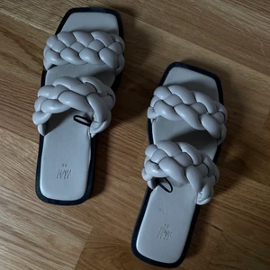 Flätade sandaler  - Flätade sandaler som endast är använda en gång så iprincip i nyskick. Syns knappt på sulan att de är använda 🥰
