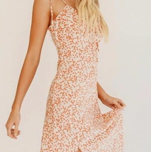 Blommig Midi dress  - Köpt från verge girl Australien, nypris 900 kr🦋🦋 Kan mötas upp eller skicka  