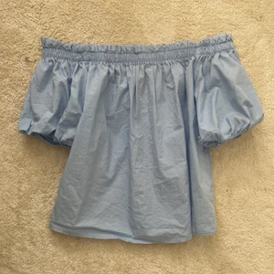 Offshoulder topp - blå topp ifrån hm divided som man kan ha som en offshoulder eller vanlig topp Super bra skick, pris kan diskuteras  Kontakta mig vid frågor! frakt 52kr