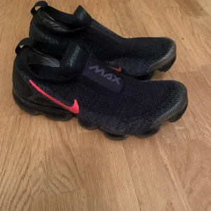 Nike vapor Max storlek UK8.5 - Nike Vapor max Skor  Har två små hål som ni kan se på bild. Kan användas för gymmet och träning 