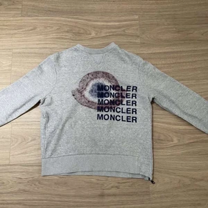Moncler strl M - Moncler sweatshirt Äkta. Fint skick inga fel alls. Nypris 5k. Kan tradea också. Skicka DM om du är intresserad o har mer frågor! Priset kan diskuterad, köparen står för frakt! 