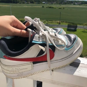 Nike Air Force 1 - Supersnygga Air Force 1 i storlek 38,5!! De är väl använda men ändå väldigt fina så jag säljer för 400kr💓  Frakt tillkommer 📦🚚