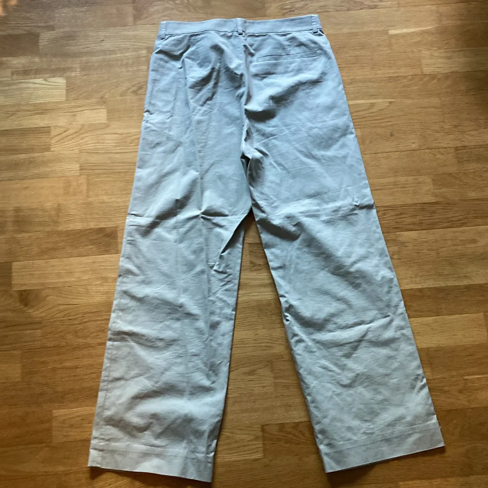 Byxor från Cos Condition: 9/10 använt fåtal gånger, inga skador på byxorna Fit: lite oversized. Jeans & Byxor.