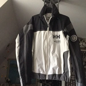 Åkta HH unisex fleece jacka - I mycket bra skick och pasar till båda kön.pasar xs- L beror på hur man vill ha på sig .Bud I kommenterna