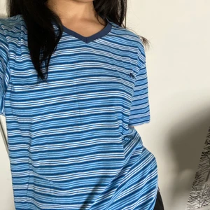 KappAhl t-shirt - Kappahl t-shirt i acceptabelt skick med lejondetalj på bröstet och ett litet hål under höger armhåla. Köpt på Secondhand ca 2 år sedan.