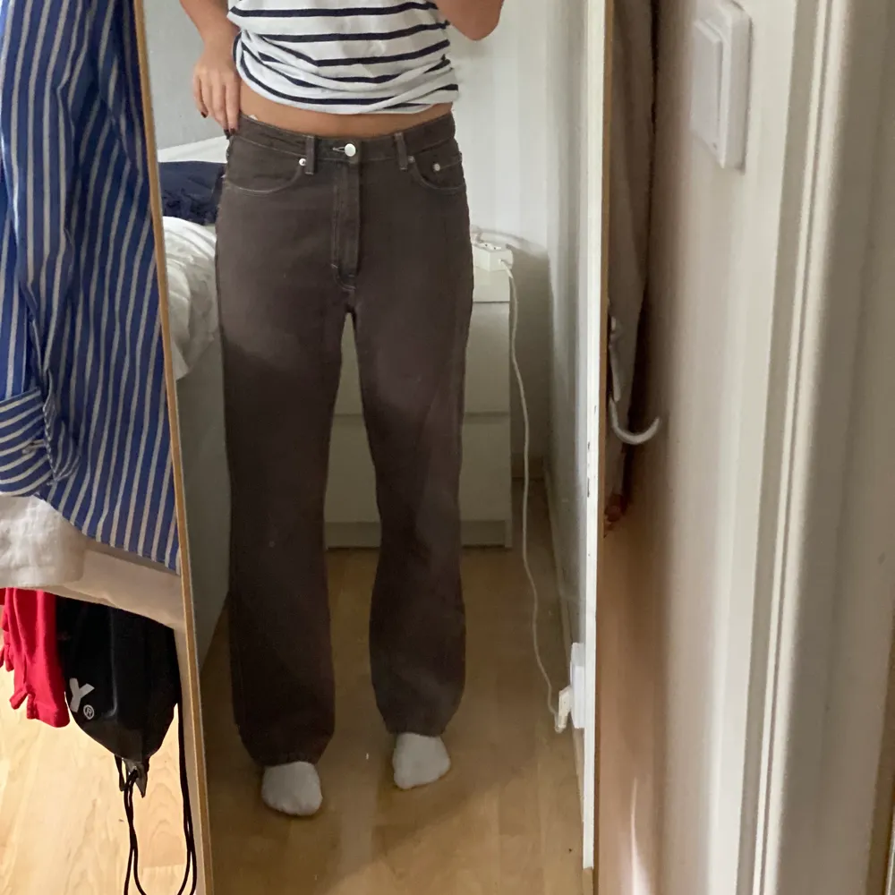 Ett par snygga bruna weekday jeans i modellen row. Köpte förra sommaren men endast använda en gång.. Jeans & Byxor.