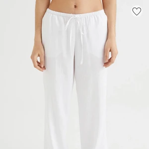 Lågmidjade linnebyxor  - Säljer dessa slutsålda lågmidjade vita linnebyxor från H&M i storlek S, endast använda en gång men tyckte de var för lite för stora så säljer nu! 