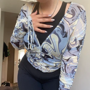 Topp marble - Fin topp från gina med detaljer på ärmarna