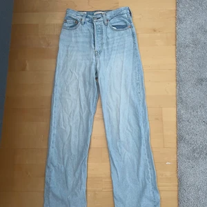 Levis jeans  - Säljer ett par blåa Levis jeans då dem tyvärr inte heller kommer till användning. Storlek: 25  Köpta nya för 1200kr men säljs nu för 450kr(diskuterbart)  Byxorna är lite skrynkliga på bilderna men det är endast för att dem legat långt bak i min garderob. 