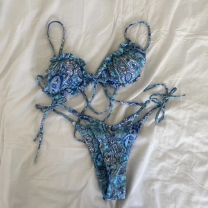 Mönstrad bikini - Helt oanvänd då det är bra tack tyvärr var förliten💖 super snygg, mörkare i färgen i irl Ordinarie pris 109kr