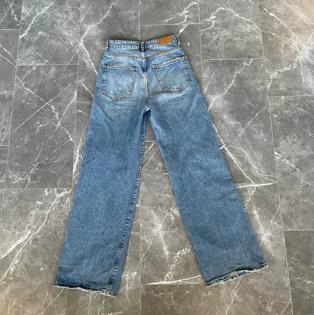 Säljer nu ett par jeans från Gina i storlek 36 men funkar som 38! Säljes då dem inte längre kommer till användning tyvärr.💕 köparen står för frakt. . Jeans & Byxor.