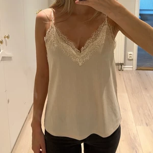 Hm linne - Jättefint linne i beige med spets kant från hm i storlek small med prislapp på och aldrig använd!💗