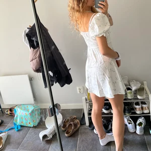 Klänning  - Jättefin klänning som är använd Max 2ggr, passar både XS och S. Köparen står för frakten men möts gärna upp😊😊