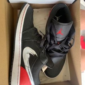 Air Jordan 1 Low SE  - Låga Jordan 1.  Inköpta för någon månad sedan men endast testade. Säljer pga att dom är för små. Cond-9/10 kartongen ingår  1000kr och då bjuder jag på frakt. 