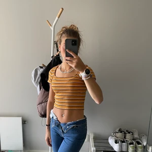 Randig - Två randiga toppar från hm, båda är i bra skick och i storlek XS, ni får båda för 20 eller en för 15. Köparen står för frakten men möts gärna upp😊😊