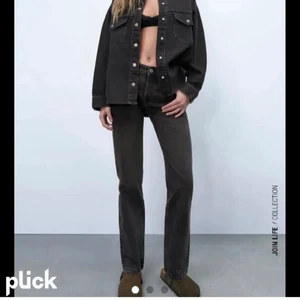 Zara mid Rise jeans - Zaras mid Rise jeans i svart. Jättefint skick, storlek 34 men är något små för mig som brukar vara en 34/xs. Lagom lång på mig som är 174cm💕Tror ej zara säljer dessa längre. 