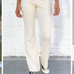 Beiga vida lågmidjada mjukisbyxor från brandy Melville - Ett par helt oanvönda (endast testade) vida lågmidjade mjukisbyxor från brandy Melville. Säljer då de inte passade mig. Köpare står för frakt