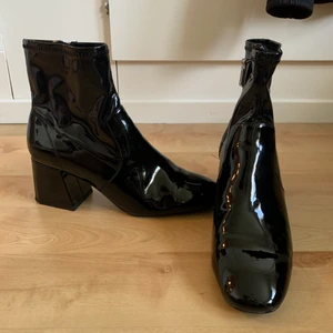 Boots ifrån Bershka - glansiga boots i storlek 40 ifrån bershka. knappt använda så i bra skick. tror att den skulle passa storlek 39 också. kom med bud och jag ansvarar inte för postens slarv😌
