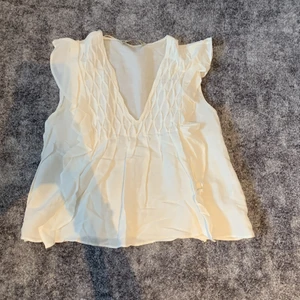 Zara blus - Fin blus i väldigt bra skick👍🏼 använd fåtal gånger utan några defekter🤍 perfekt nu när det är sommar ❤️ du står för frakten 😊