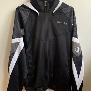 champion zip-up hoodie - snygg champion zip-up hoodie med avtagbar luva i storlek l. skön och unik i bra kvalite. luvan går att ta av. kom med bud och jag ansvarar inte för postens slarv😌