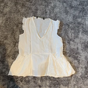 Zara blus - Fin blus/topp i nyskick! Endast använd ca 1-2 gånger. Passar perfekt nu när det är sommar🤩. Du står för frakten 😊