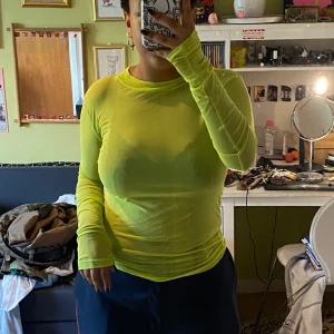 Neon mesh top - Mesh top i en neongrön/gul färg. Sådär skick. Storlek medium, rätt så mycket strech så passar L också.