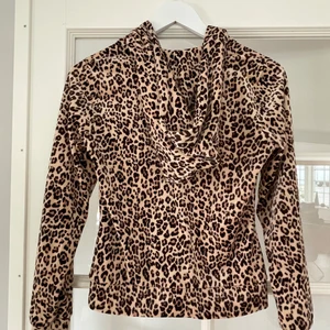 Leopard ziphoodie från gina - En ziphoodie i leopard mönster från gina, superbra skick. Endast använd 2 gånger!💗 