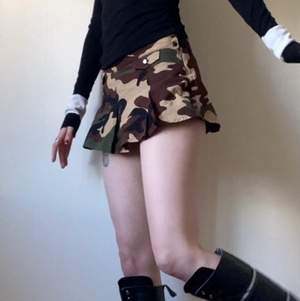 Minikjol i camoflagemönster med insydda shorts. Storlek L men skulle säga att den passar som S/M midjemåttet är 78
