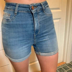 Blåa jeansshorts  - Blåa jeansshorts från Gina tricot (Molly shorts) 