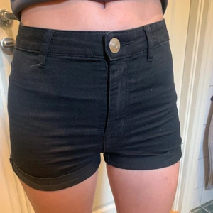 Svarta jeansshorts  - Svarta jeansshorts från hm divided 