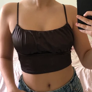 Satin topp - Brun topp i silkes liknande tyg från HM. Inga defekter kommer bara inte till användning längre. Skriv för fler bilder eller vid frågor!