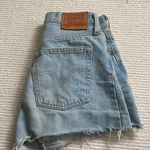Levisshorts - Levisshorts modell 501. Står inte storlek men skulle säga XS. Superfin ljusblå färg och i bra skick💕