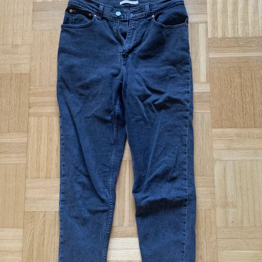 Levis mom jeans croppade i storlek w27. Använda ett fåtal gånger så dem är i fint skick. . Jeans & Byxor.