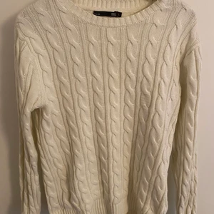 Vit stickad tröja - Lite liten i storlek. Bra skick inga flaws eller stains