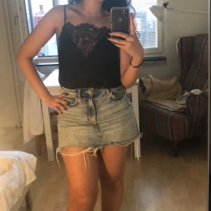 Zara kjol - Zara jeans kjol med slits.