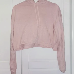 Croppad hoodie från Hm - Rosa hoodie från Hm som är croppad. Söt och bekväm på den tunna sidan så bra för varmare väder