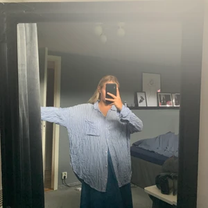 Otroligt skön skjorta - Denna skjortan köptes för många år sedan i syfte att användas som beachcoverup. Har dock inte använt den på länge. Den är i mycket fint skick utan skador och är otroligt mjuk i materialet. På bilderna är den ostruken.