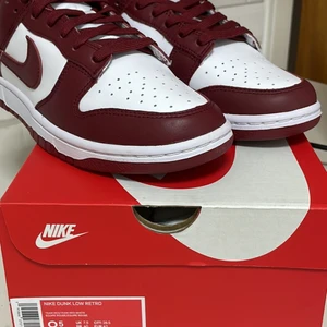 Nike Dunk Low ”Team Red” - Nike Dunk low ”Team Red” Storlek 42. Köpt från jdsports med kvitto. Aldrig använda hetl nya. Kan mötas up i T-Centralen eller så kan jag frakta den på din bekostnad