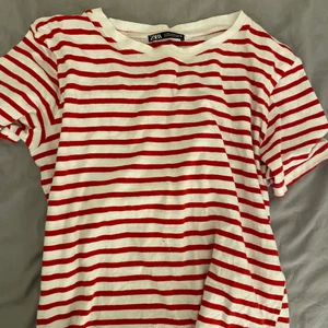 randig t shirt  - röd randig t shirt från zara. knappt andvänd!!! 