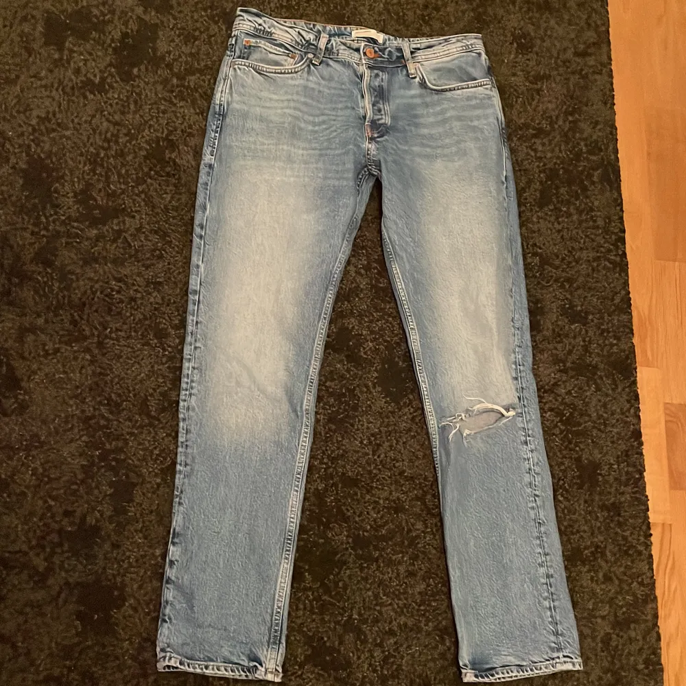 Ett par jeans från Jack and Jones. Hålet på knät är egen gjort. Nypris ligger på 800kr.. Jeans & Byxor.