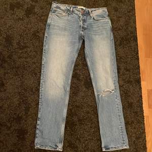 Ett par jeans från Jack and Jones. Hålet på knät är egen gjort. Nypris ligger på 800kr.