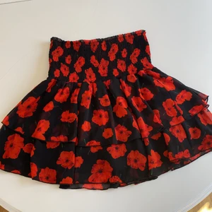 Kjol med hög midja - Kjol i fint skick från bikbok. Köparen står för frakten