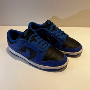 Nike Dunk Low ‘Hyper Cobalt’ - Säljer mina nike dunks low storlek 43, knappt använda i bra skick. Säljer dem pga att de är lite för stora och knappt använder dem. Skriv gärna vid intresse(: