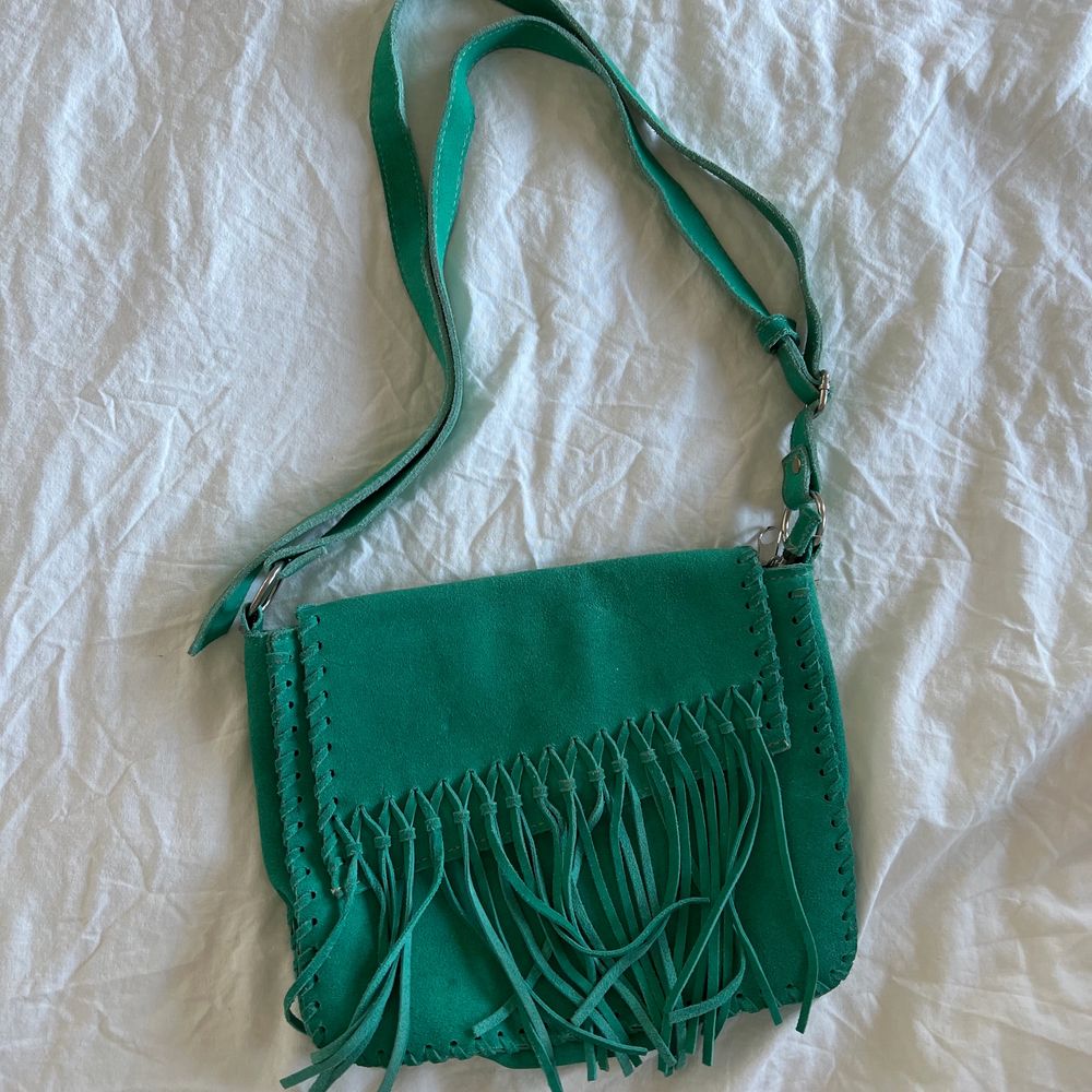 Unik väska köpt i Vietnam😍 jättefin turkos färg med en ficka på baksidan och i insidan!  Justerbart band. Längd: 18cm Höjd:13.5 bredd: 5 . Väskor.