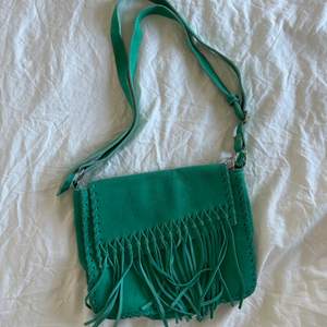 Unik väska köpt i Vietnam😍 jättefin turkos färg med en ficka på baksidan och i insidan!  Justerbart band. Längd: 18cm Höjd:13.5 bredd: 5 