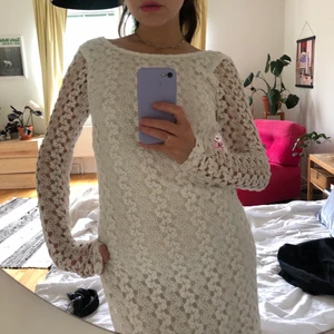 Vit virkad klänning  - Vit virkad klänning med djup rygg! Cute perfekt sommarklänning. Figurnära men inte tajt. Köpt här på Plick!